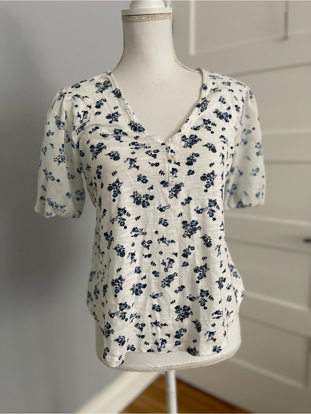 Lucky brand Women’s White Floral V-Neck Top with Blue Print Size S